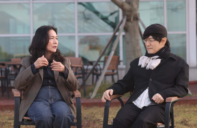 부산현대미술관 강승완(왼쪽) 관장과 부산시립미술관 서진석 관장이 부산현대미술관 야외 벤치에서 이야기를 나누고 있다. 이재찬 기자 chan@