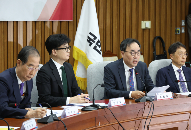 이진우 대한의학회장(오른쪽에서 두 번째)이 11일 국회에서 열린 ‘여야의정협의체' 1차 회의에서 인사말을 하고 있다. 연합뉴스