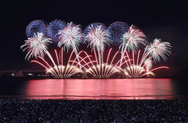 지난 9일 광안대교를 배경으로 화려한 불꽃쇼가 펼쳐지고 있다. 정대현 기자 jhyn@