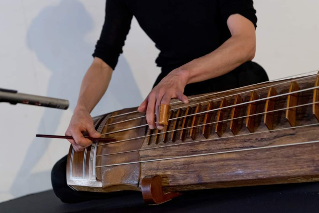 2024 랜덤 아트 프로젝트 작은방 기획 공연 ‘이루 말할 수 없는…’의 거문고 연주 모습. 진영아 제공