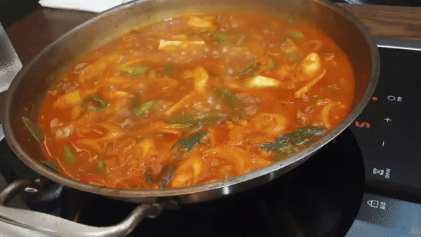 고추장 찌개 비주얼의 소고기 전골. 갈빗살을 듬뿍 넣어 고기 국물의 맛이 우러나온다.