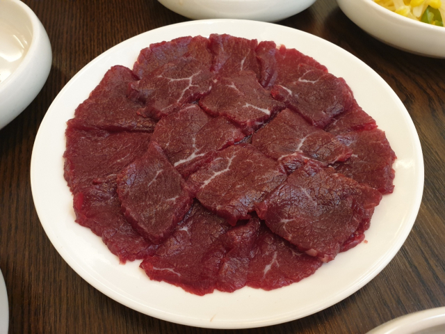 암적색을 띠는 예랑생고기 해운대점의 생고기. 붉은빛이 진할수록 신선하다. 부산닷컴 김수빈 기자