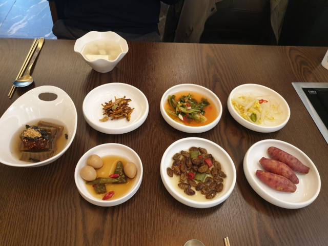 묵사발, 고구마, 번데기 등 조미료를 많이 쓰지 않아 본연의 맛이 느껴지는 정갈한 반찬들.