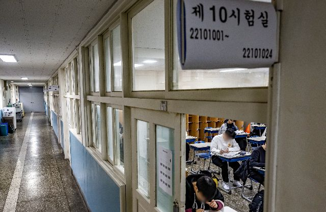 대학수학능력시험 감독관으로 참여하는 중·고교 교사 상당수가 학생·학부모의 민원과 업무에 따른 고충을 호소하고 있는 것으로 나타났다. 지난해 11월 16일 2024학년도 대학수학능력시험 당일 부산 한 고등학교 시험장. 부산일보DB