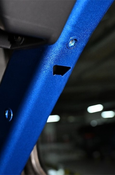 포드 ‘브롱코’의 2열에서 트렁크로 이어지는 사선방향 프레임. 홈이 파여 있는 부분은 캠핑 등 아웃도어 활동에서 병따개 용도로 사용하도록 만들어진 ‘이스터 에그’.포드코리아 제공