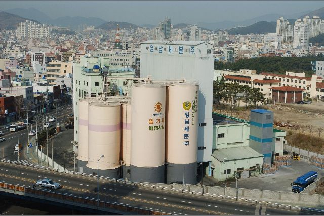 부산 영남제분 밀가루공장 건물. 부산일보DB