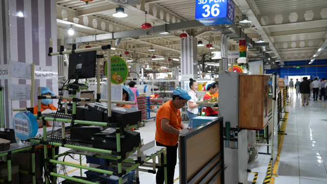 지난 8일 베트남 동나이성 화승비나 1공장에서 소수의 근로자들이 운동화를 제작하고 있다. 화승비나 제공