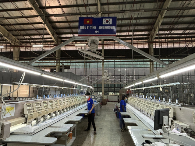 지난 8일 베트남 롱안성 삼덕베트남 공장에서 근로자들이 자수작업을 하는 모습. 윤여진 기자