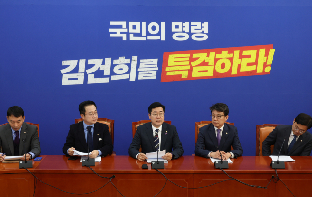 더불어민주당 박찬대 원내대표가 12일 국회에서 열린 원내대책회의에서 발언을 하고 있다. 연합뉴스