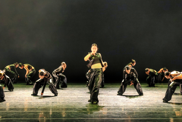 BWC댄스컴퍼니가 국제 탈 페스티벌(IMF)에서 선보일 공연 중 하나인 스트리트댄스 작품인 ‘호흡(Breathe)’ 공연 모습. BWC댄스컴퍼니 제공