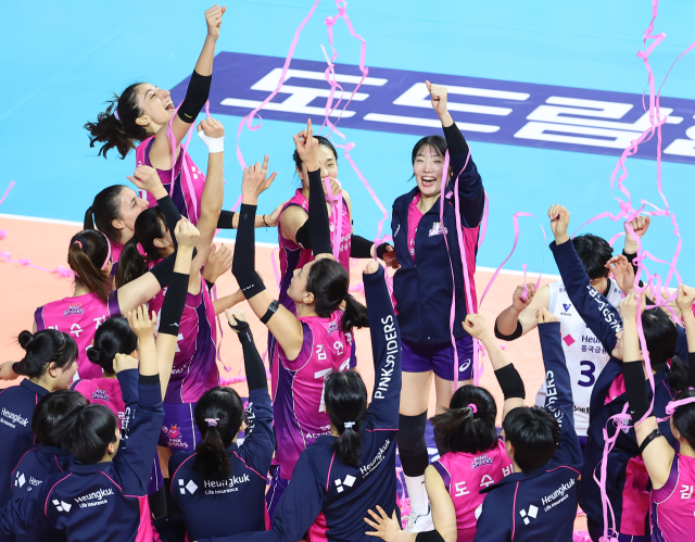 12일 인천 삼산월드체육관에서 열린 프로배구 V리그 여자부 흥국생명과 정관장의 경기. 세트스코어 3-2로 승리하며 6연승한 흥국생명 선수들이 기뻐하고 있다. 연합뉴스