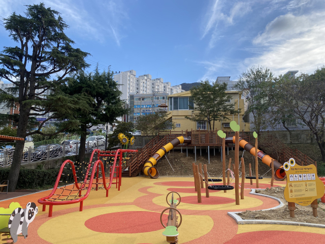 부산 부산진구 개금1배수지 상부 체육공원 일부에 조성된 공공 어린이 놀이터. 부산진구청 제공