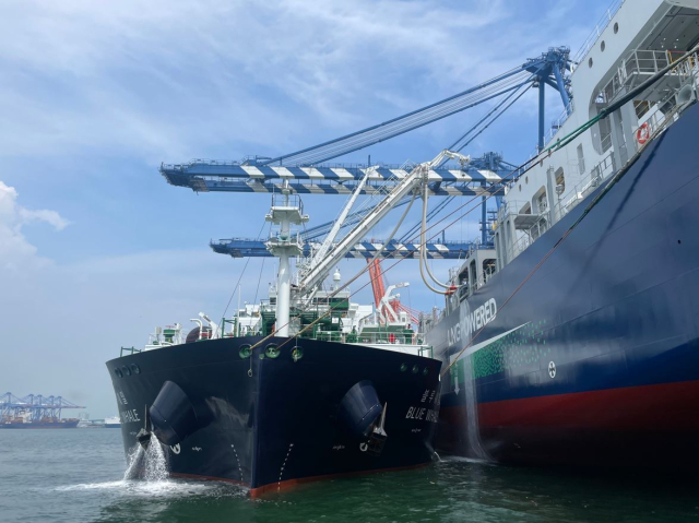 지난 8월 8일 부산신항 5부두에서 국내 최초로 LNG(액화천연가스) 추진 컨테이너 선박에 ‘선박 대 선박’(STS) 방식의 ‘LNG 선박 공급(벙커링) 및 하역 동시작업’ 실증이 성공적으로 이루어지고 있다. 해수부 제공