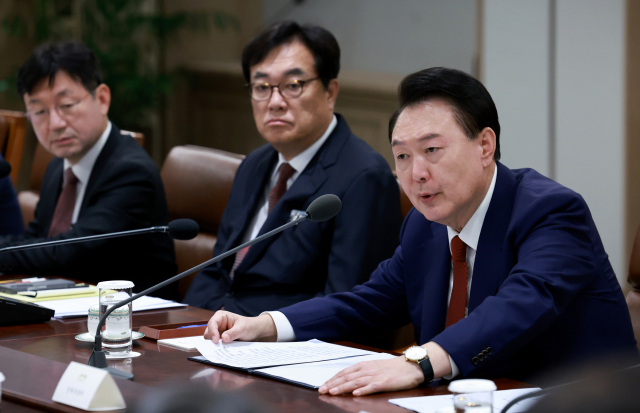 윤석열 대통령이 지난 10일 서울 용산 대통령실에서 열린 '대외여건 변화에 따른 긴급 경제·안보 점검회의'에 참석해 발언하고 있다. 이날 회의는 미국 트럼프 정부 출범에 따른 경제 및 안보정책 변화와 영향을 점검하기 위해 열렸다. 연합뉴스