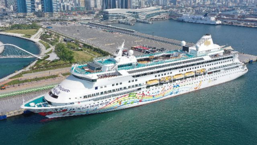 지난 6월 부산항에 들어온 중국발 크루즈선 ‘블루 드림 멜로디호’. 중국 크루즈가 부산항에 입항한 것은 6년 4개월 만이다.정종회 기자 jjh@