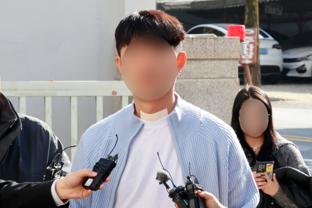 차량 여러 대를 동원해 구독자와 함께 음주운전 의심 차량을 멈춰 세운 혐의(도로교통법상 공동위험 행위)를 받는 '음주 헌터' 유튜버 최 모 씨가 지난해 11월 13일 오전 광주지방법원에서 열리는 구속 전 피의자 심문(영장실질심사)에 출석하기 위해 이동하고 있다. 연합뉴스