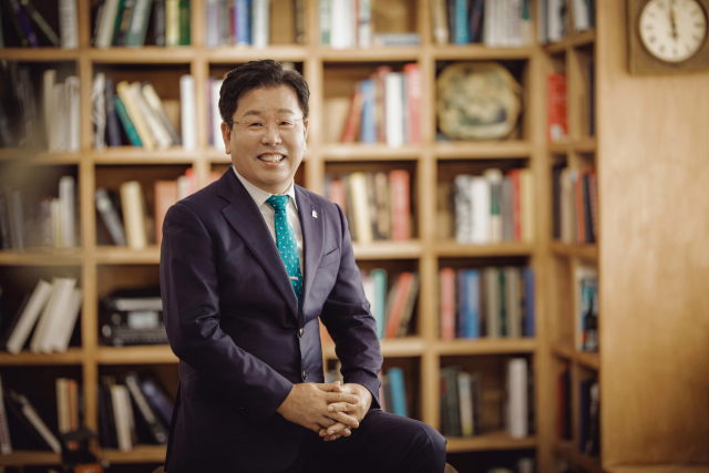 이달부터 임기를 시작하는 대한전문건설협회 부산시회 김형겸 신임 회장이 자신의 사무실에서 당선 소감 등을 밝히고 있다. 부산전문건설협회 제공