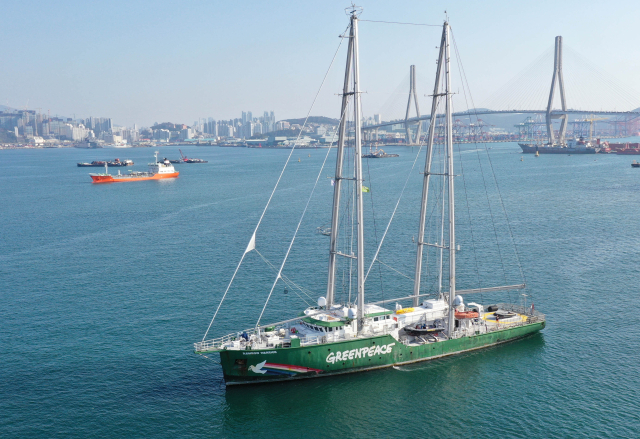 부산항에 온 레인보우 워리어호. 정종회 기자 jjh@