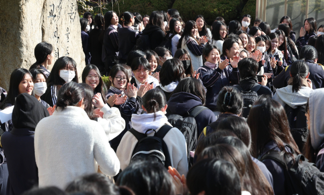 2025학년도 대학수학능력시험을 하루 앞둔 13일 오전 부산 사상구 주례여고에서 예비소집을 위해 학교를 나서는 고3 선배들의 수능 고득점을 후배들이 응원하고 있다. 정종회 기자 jjh@