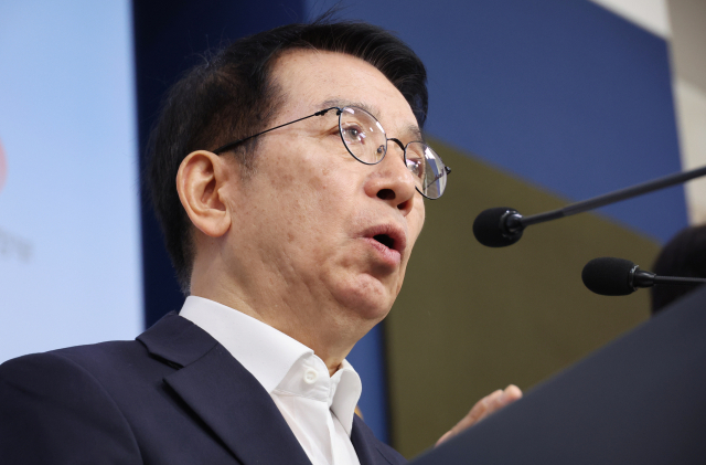 이정희 상생협의체 위원장이 지난 8일 서울 종로구 정부서울청사 별관 브리핑룸에서 배달플랫폼-입점업체 상생협의체 수수료 관련, 공익위원의 중재안 등 논의 결과 브리핑을 하고 있다. 연합뉴스