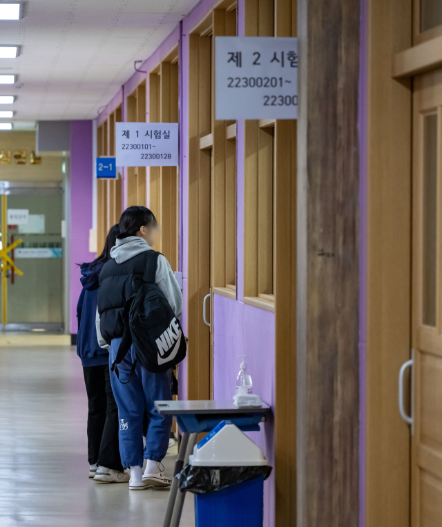 2025학년도 대학수학능력시험일인 지난해 11월 14일 부산 동래구 사직고등학교에서 수험생들이 고사장에 입실하고 있다. 정대현 기자 jhyun@