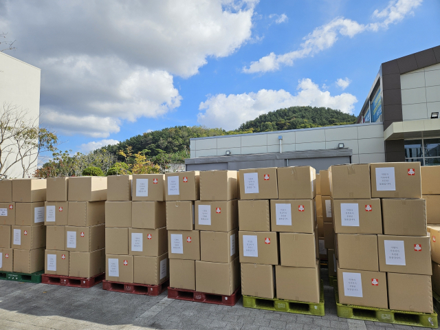 경남 김해시의 한 기업이 시에 13년째 익명으로 1억 원 상당의 생필품을 기탁해 화제다. 김해시 제공