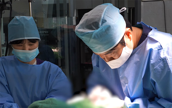 부산정관아산동물의료센터 한상진 원장이 슬개골 탈구 수술을 진행하고 있다. 부산일보 DB