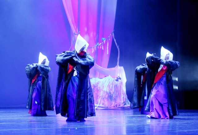 김홍도와 조선통신사의 만남을 춤으로 펼친 ‘화풍(畫風)-조선통신사 너머’가 16~17일 오후 4시 부산민속예술관 송유당에서 열린다. 사진은 2장 공연 모습. 윤여숙무용단 제공