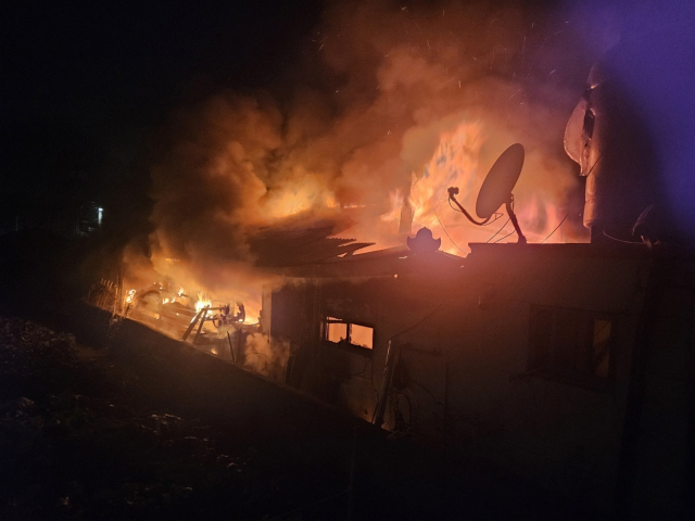 12일 오후 11시 10분께 원인 미상의 화재가 발생한 사량도 주택. 통영경찰서 제공