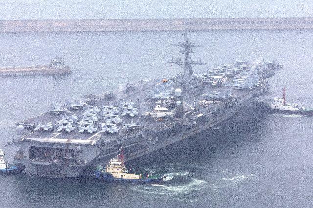 미국 해군의 핵추진 항공모함 ‘시어도어 루스벨트’(10만t급)가 지난 6월 부산 남구 해군작전사령부 부산작전기지에 입항하는 모습. 부산일보DB