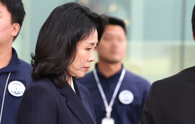 공직선거법 위반 혐의로 불구속기소 된 더불어민주당 이재명 대표의 배우자 김혜경 씨가 2024년 11월 14일 오후 경기도 수원시 영통구 수원지방법원에서 열린 1심 선고공판을 마치고 나오고 있다. 연합뉴스