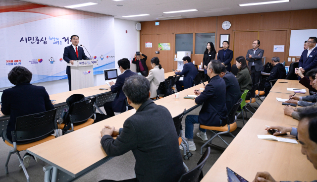 14일 오후 거제시청 브리핑룸에서 기자회견을 연 박종우 거제시장은 “임기를 채우지 못하고 부덕으로 실망을 끼쳐 죄송하다”고 고개를 숙이며 “2년 3개월 동안 부족함 점도 있었지만, 최선을 다했다. 거제시가 행복하고 세계적인 도시가 되도록 시민의 한사람으로 돕겠다”고 말했다. 거제시 제공