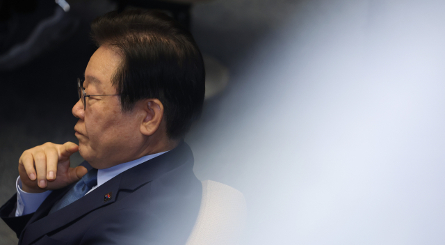 더불어민주당 이재명 대표가 14일 오후 국회 본회의에서 생각에 잠긴 듯한 표정을 짓고 있다. 연합뉴스