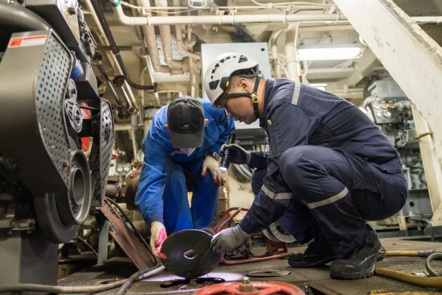 한국해양교통안전공단(KOMSA) 선박검사원이 기관설비를 검사하고 있는 모습. KOMSA 제공