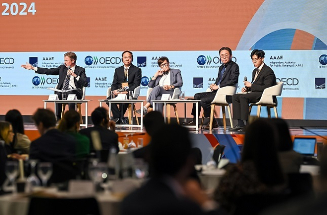 13~15일 그리스 아테네에서 열린 제17차 경제개발협력기구(OECD) 국세청장회의에서 강민수 국세청장(오른쪽에서 두번째)이 패널토론에 참석하고 있다. 국세청 제공
