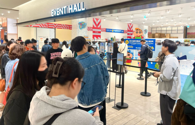 짱구 팝업 스토어가 열리는 신세계백화점 센텀시티점 지하 1층 이벤트 홀 앞에서 대기하는 고객의 모습. 신세계백화점 제공