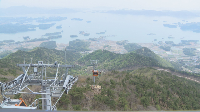 하동군 금오산에서 바라본 하동군 앞바다 모습. 관광자원화를 위한 해양관광단지 지정이 추진된다. 김현우 기자