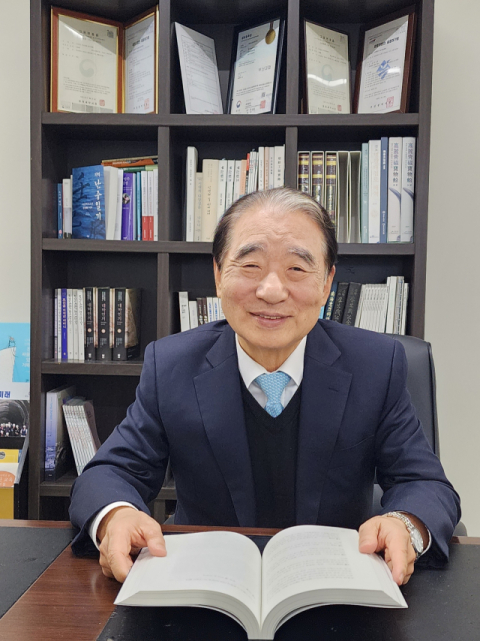 이순신의 생애와 정신에 대해 쉼 없이 책을 써 온 김종대 전 헌법재판소 재판관이 이번에는 <의역 난중일기>를 출간했다.