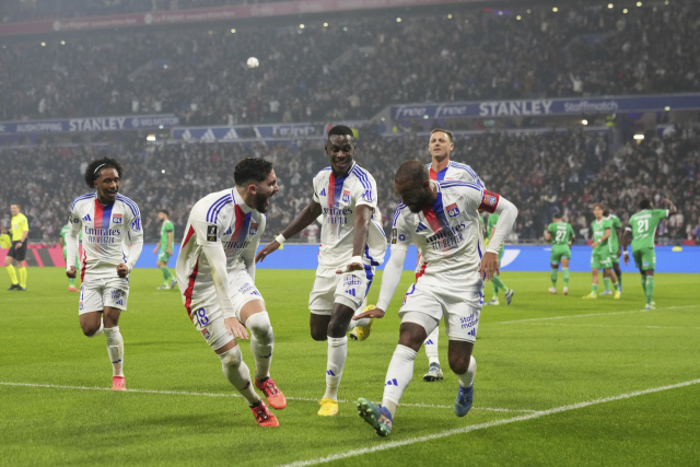 프랑스 리그1 올랭피크 리옹 선수들의 골 세리머니 모습. AP연합뉴스