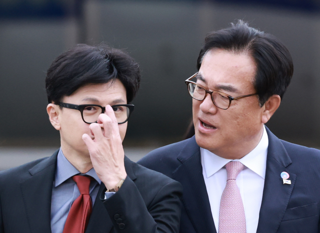 국민의힘 한동훈 대표(왼쪽)와 정진석 대통령 비서실장이 14일 성남 서울공항에서 윤석열 대통령의 아시아태평양경제협력체(APEC) 및 주요 20개국(G20) 정상회의 출국 환송 행사에 참석하며 이야기를 나누고 있다. 연합뉴스