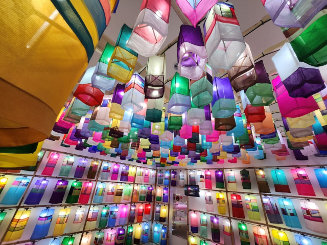 국내를 넘어 해외에서 호평을 받고 있는 진주 실크등 모습. 김현우 기자