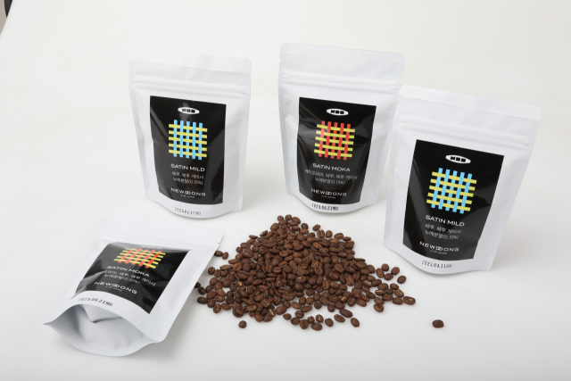 진주시 실크&문화 협업 사업의 일환으로 개발된 실크 커피. 국내 온·오프라인 판매가 활성화되고 있는 가운데 최근 대만 수출까지 이뤄냈다. 김현우 기자