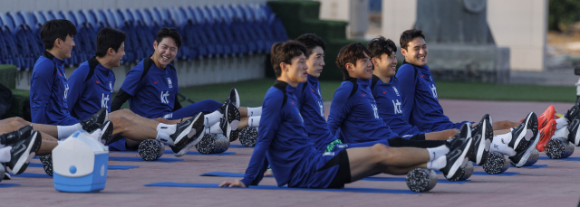 11회 연속 월드컵 본선 진출을 향해 순항 중인 한국 축구 대표팀이 16일 오후(현지시간) 쿠웨이트 자베르 알 아흐메드 국제 경기장 보조구장에서 열린 팀 훈련에서 스트레칭을 하고 있다. 연합뉴스
