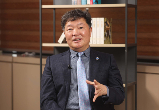 지난 12일 박진영 부산항도선사회장이 <부산일보> 취재진과 인터뷰를 하고 있다. 이재찬 기자 chan@