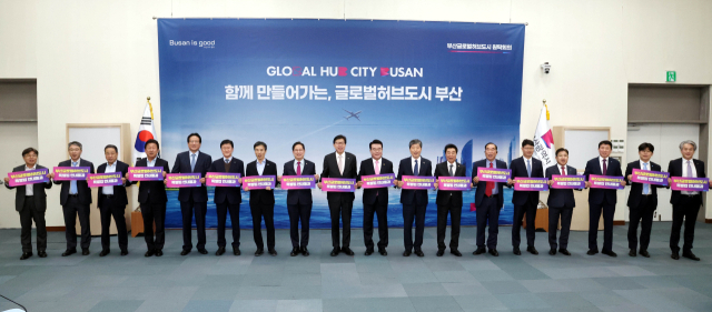 지난 7일 ‘부산글로벌허브도시 원탁회의’ 첫 회의에 참석한 정계와 학계, 경제계, 언론계 등 지역 각계 대표들이 특별법 조속 통과를 촉구하는 피켓을 들고 기념촬영을 하고 있다. 정종회 기자 jjh@