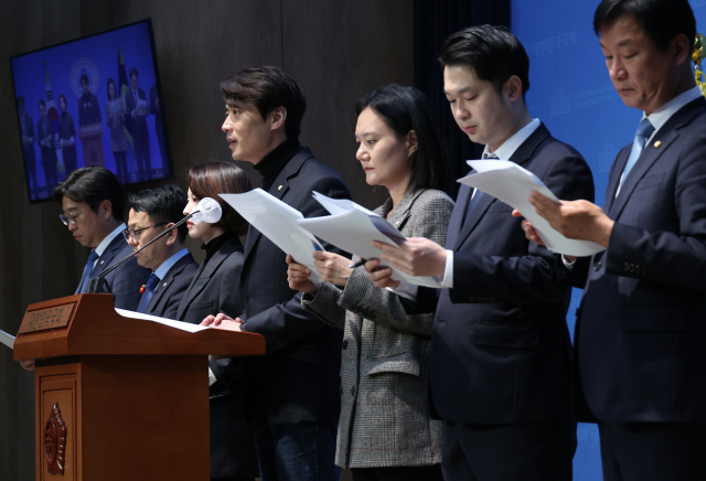 국민의힘 추경호 원내대표가 더불어민주당 이재명 대표의 1심 재판이 열린 지난 15일 국회 원내대책회의에서 발언하고 있다(위). 재판 이후 17일에는 민주당 검찰독재정치탄압대책위원회 소속 의원들이 1심 판결에 대해 문제를 제기하고 있다. 연합뉴스