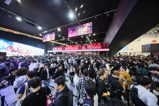 7년 만에 메인 스폰서를 맡은 넥슨이 선보인 신작 ‘퍼스트 버서커: 카잔’ ‘프로젝트 오버킬’ 시연에 참여하려는 관람객들 행렬이 끝없이 이어진다. 지스타조직위원회 제공