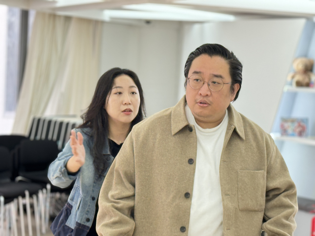 콘서트 오페라 형식이지만, 바로크 오페라 ‘아서 왕’이 작곡가 헨리 퍼셀이 숨진 날인 21일 오후 7시 30분 부산문화회관 대극장에서 공연된다. 부산 초연이다. 사진은 ‘아서 왕’에서 아서 왕을 맡은 바리톤 이태영(앞) 모습 . 드림문화오페라단 제공