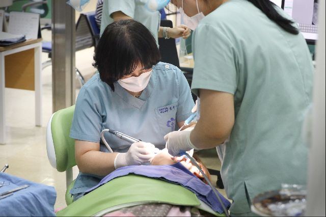 부산의 한 병원에서 치과 치료를 하는 모습. 부산일보DB