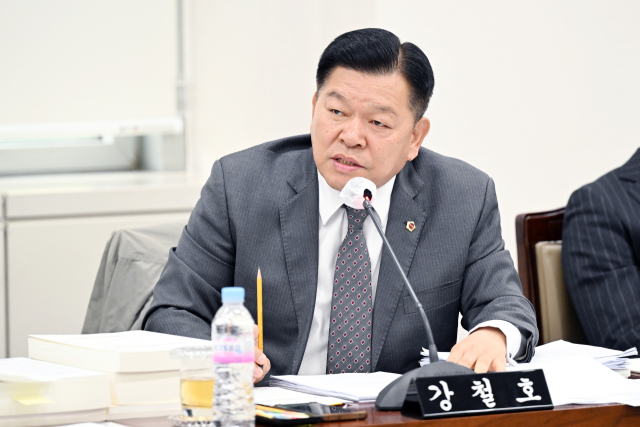 부산시의회 교육위원회 소속 강철호(동1) 의원이 18일 부산시교육청 대상 행정사무감사에서 발언하고 있다. 부산시의회 제공